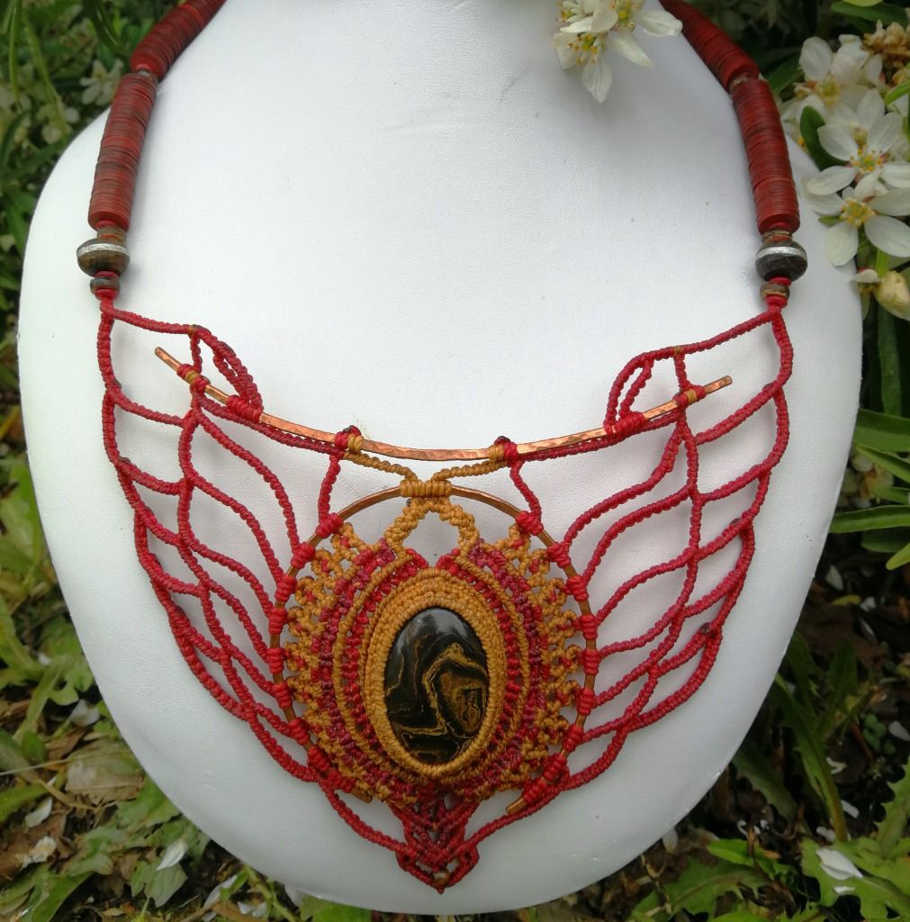 Grand collier rouge 'Flamme' en macramé avec Stromatolite, oeil de tigre, cuivre, perles en bois et perles Kofi du mali - Yankadi Bijoux