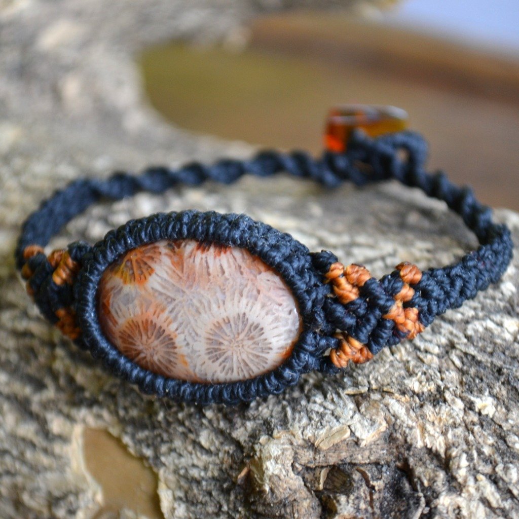Bracelet macramé, amas de coraux fossilisés, ambre