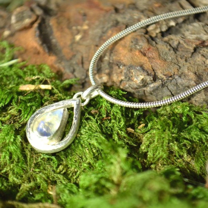 Pendentif goutte en argent et pierre de lune